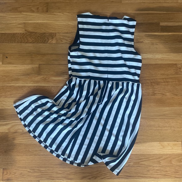 Short black and white striped dress - Picture 2 of 2